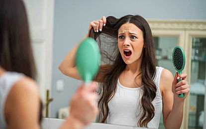 5 начини како да се справите со опаѓањето на коса предизвикано од стрес