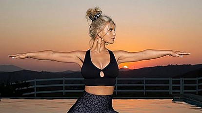 Џесика Симпсон ги инспирира фановите со најновата јога-поза откако изгуби неверојатни 45 килограми