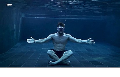 Актерот Крис Хемсворт од „Тор“ медитира под вода за неговата фитнес апликација