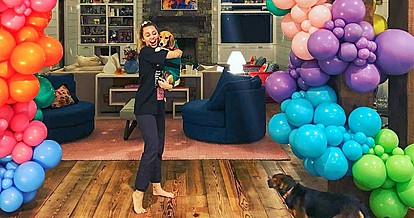 Мајли Сајрус со домашни видеа од своето детство го слави 28-миот роденден